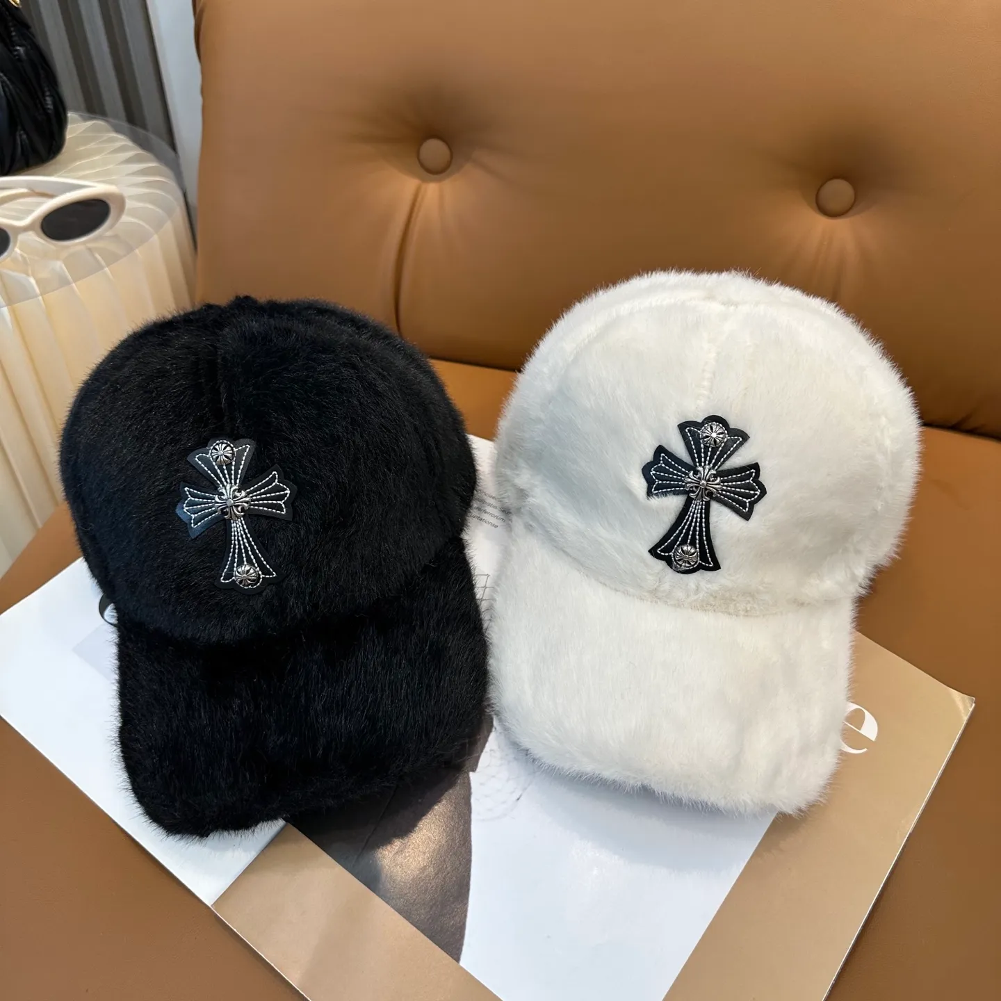 P66 Crow Heart's new autumn and winter baseball cap. It is full of autumn and winter atmosphere. The quality is great. The deepening of the hat shape makes it more elegant. It is very nice for both men and women. It is a classic among classics. It goes well with daily wear. Casual and fashionable.
